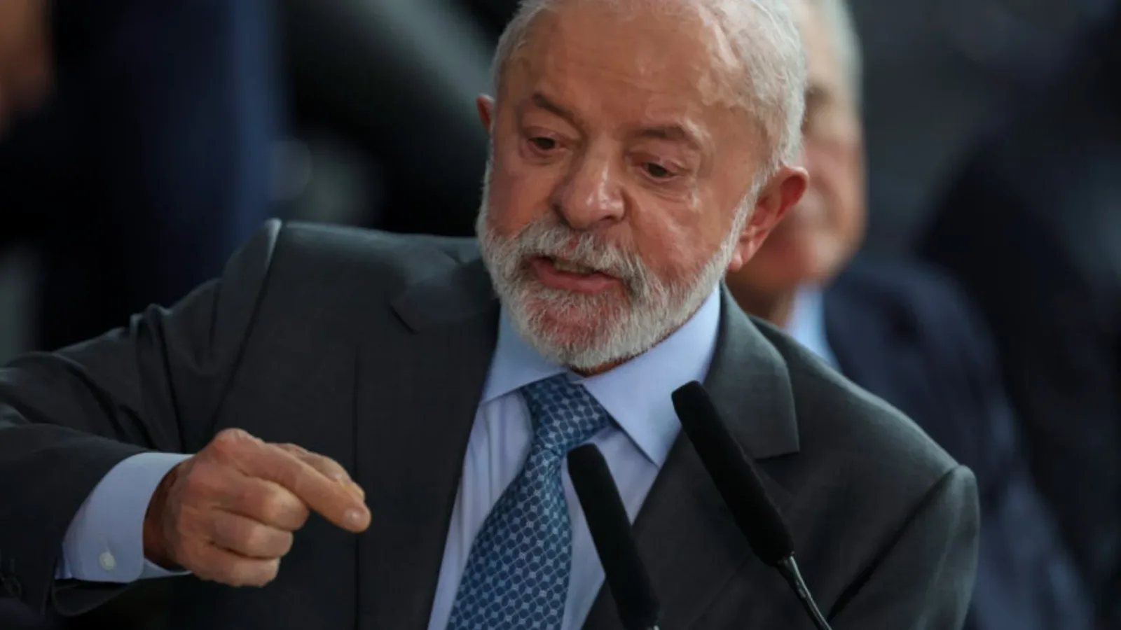 Lula fica atrás de Flávio Bolsonaro em simulação de segundo turno