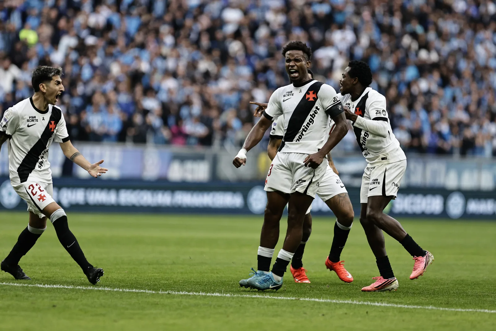 Thiago Mendes vira referência do Vasco após superar problemas físicos