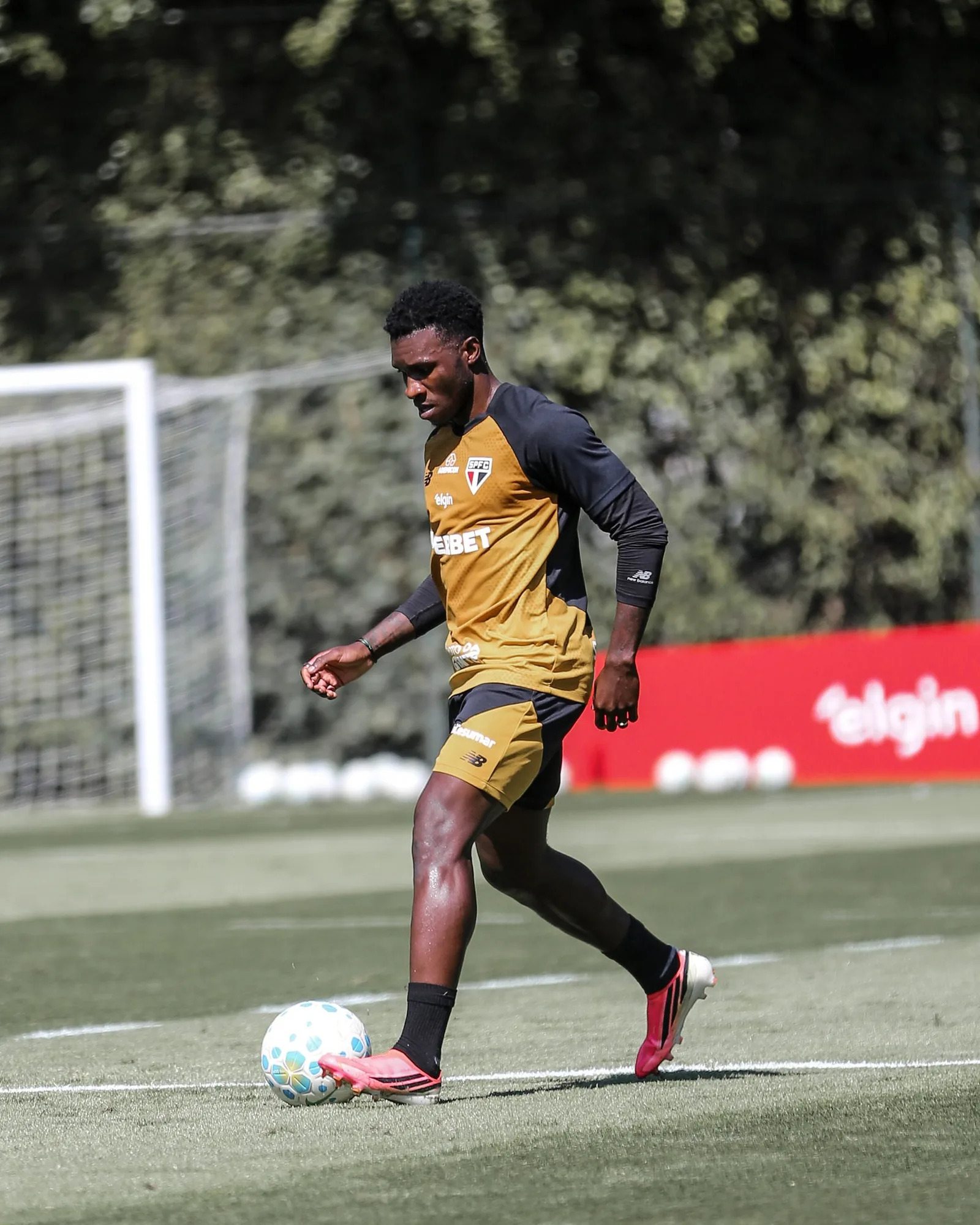 Aurélio Buta será operado e ficará dois meses fora do São Paulo
