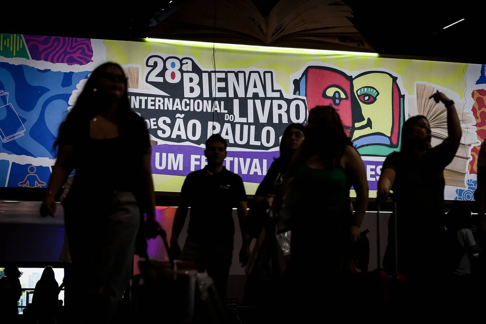 Bienal de São Paulo começa com homenagens a Conceição Evaristo e tumulto por Raphael Montes