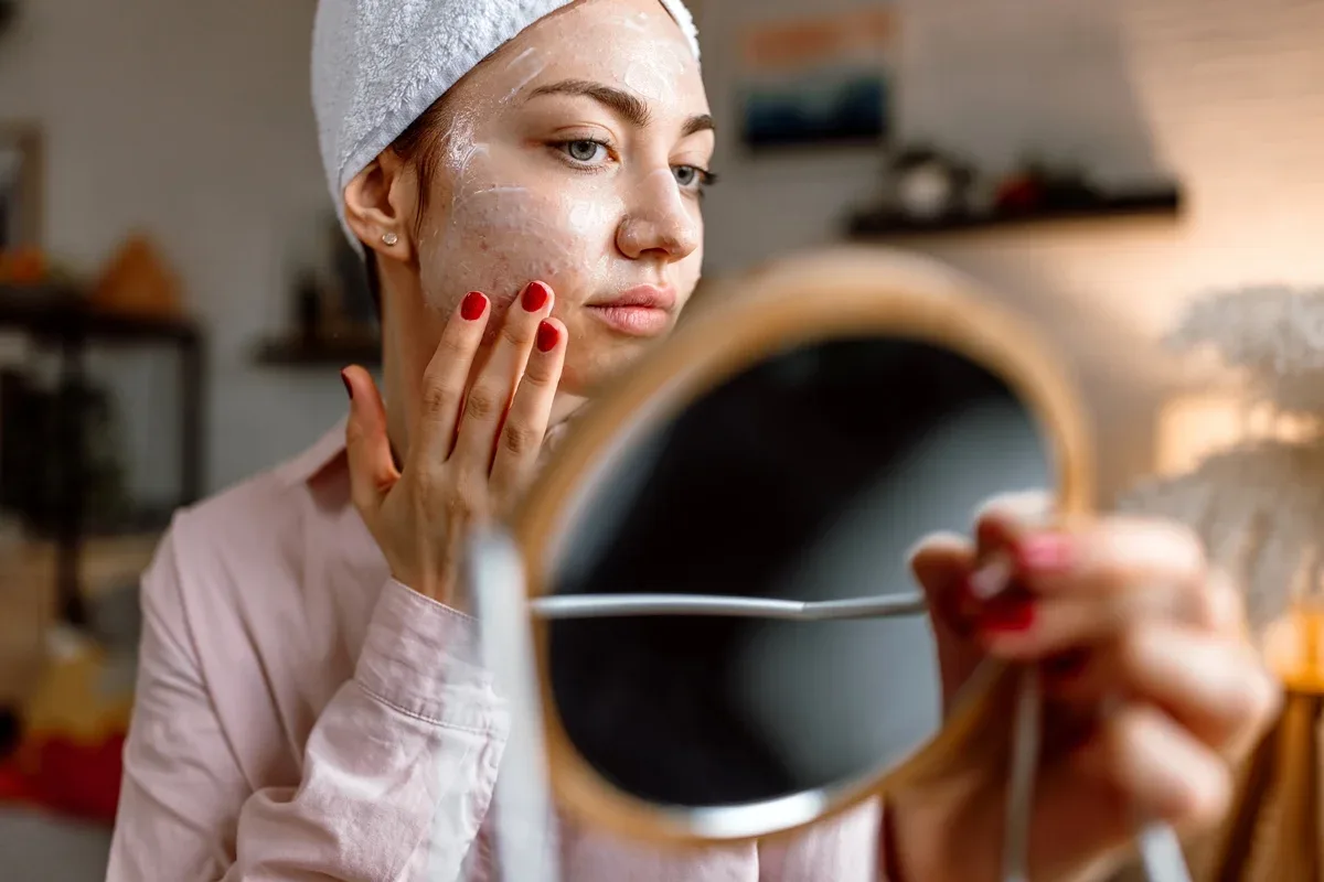 Rotina de skincare pode piorar acne, rosácea e dermatites