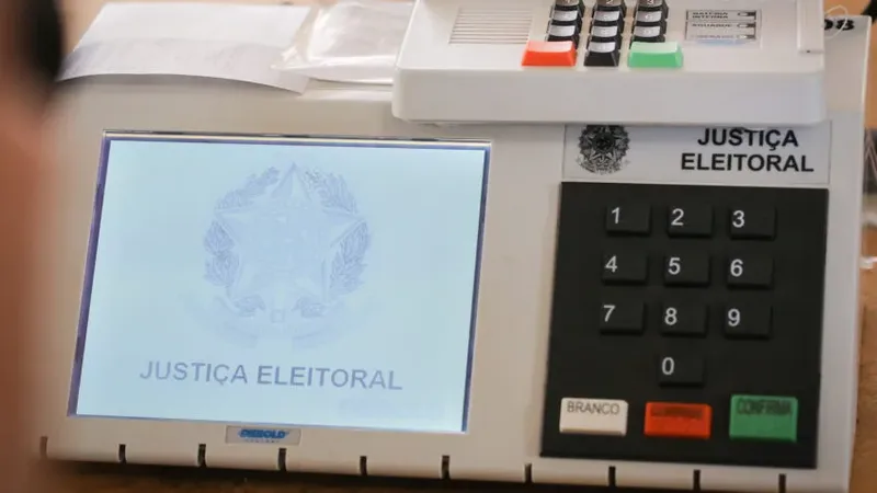 Urna eletrônica exibirá dados do candidato antes de cada confirmação em 2026