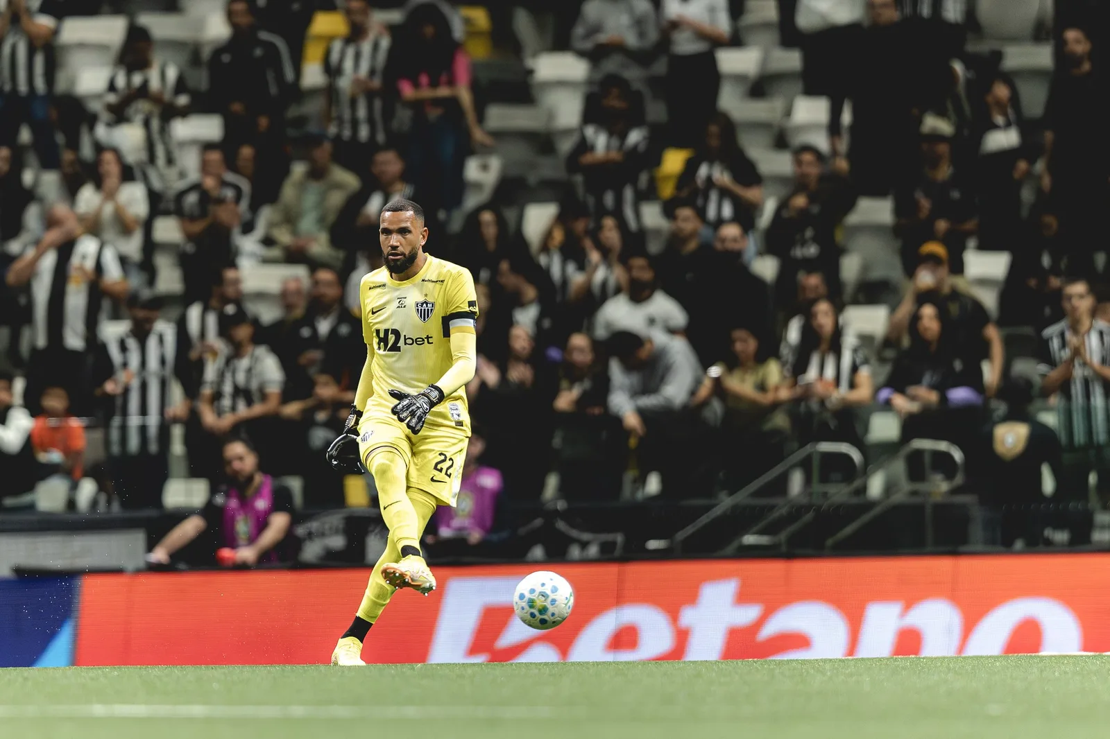 Everson celebra seis anos no Atlético-MG e se recupera de fratura no pé
