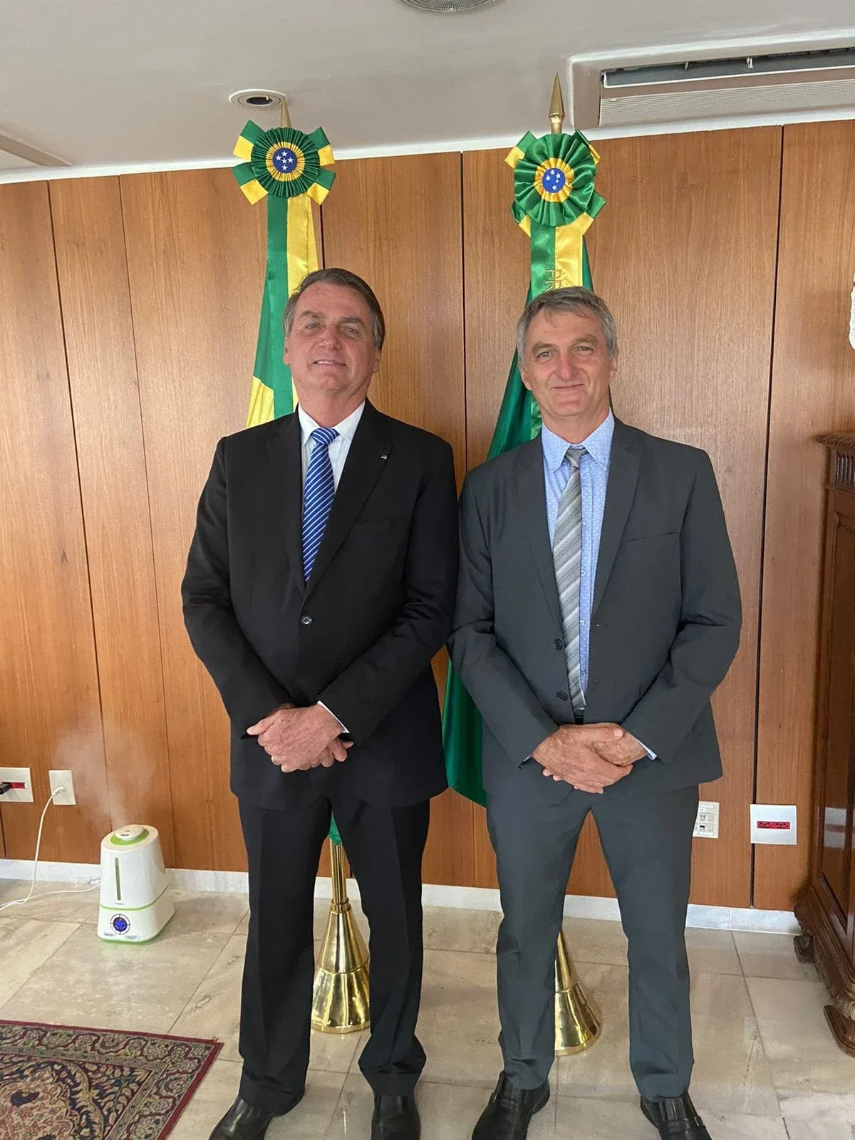 Pedido de visita a Bolsonaro é assinado por seis advogados, incluindo Flávio