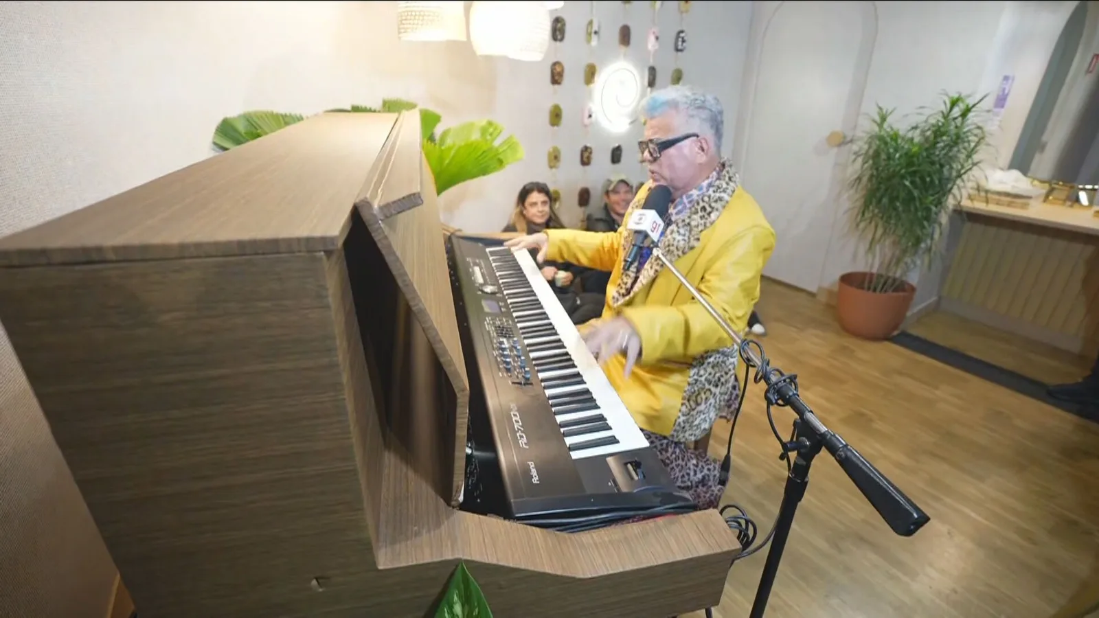 Figurino de Elton John leva Milton Cunha a improvisar show no Rock in Rio