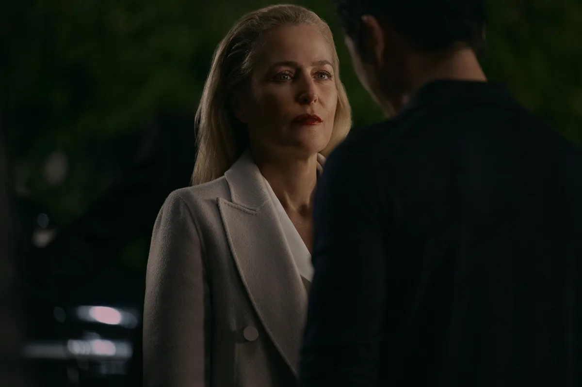Gillian Anderson destaca desafio de viver personagem impassível em “Sobrevivência”