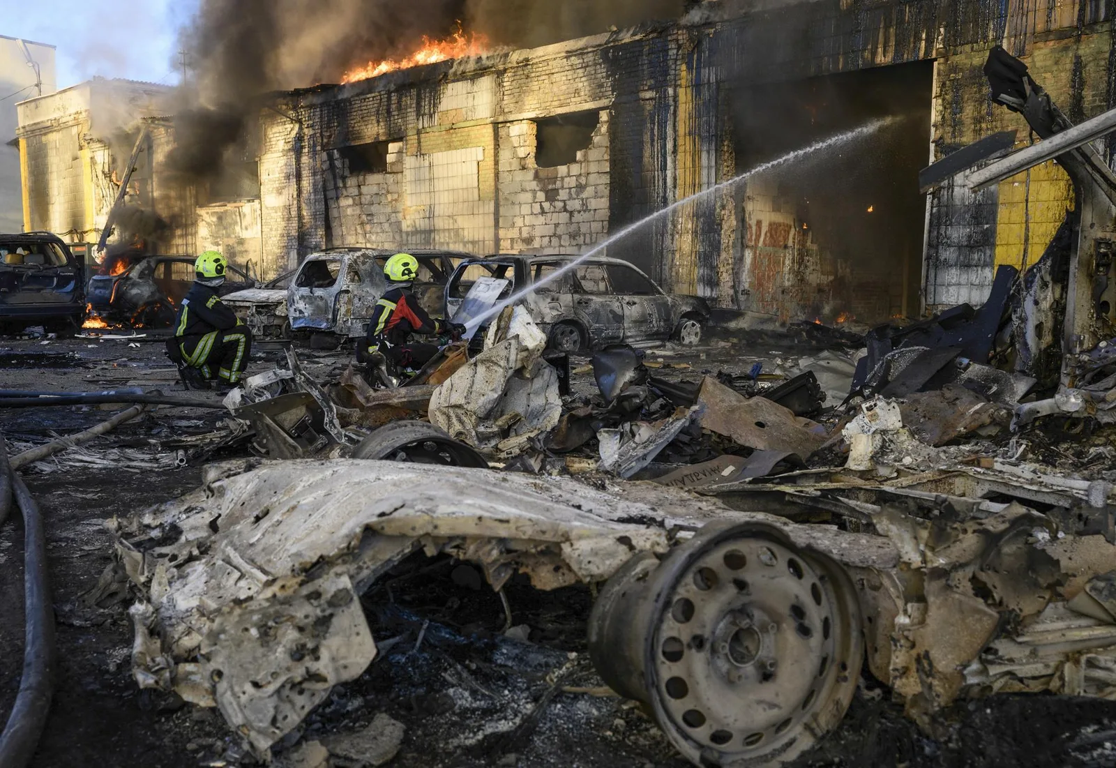 Ataque russo contra Kiev deixa três mortos e 16 feridos