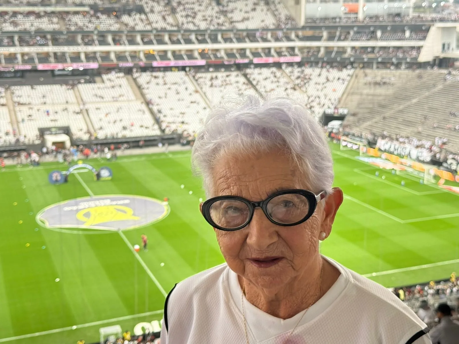 Maria Andrade estreia no estádio em jogo do Santos e lembra conquista de 2012