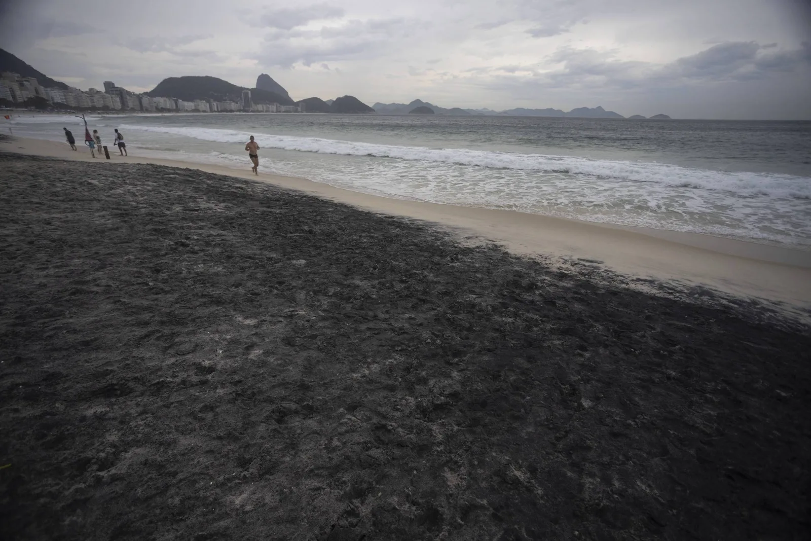 Inea investiga mancha escura na areia de Copacabana