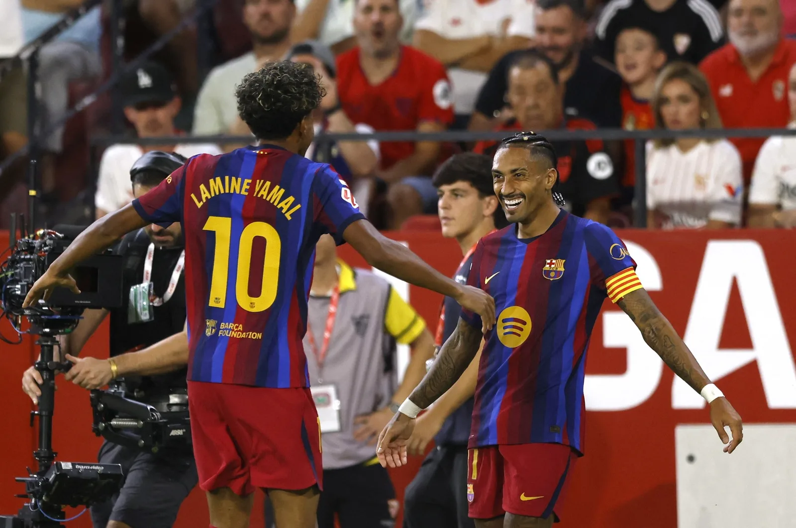 Flick exalta Raphinha após atacante chegar a 14 gols pelo Barcelona