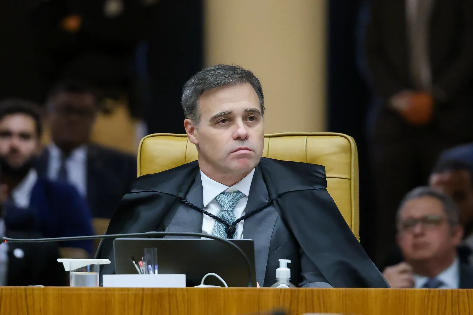 Mendonça apresenta comprovantes após menção a terno em caso Master