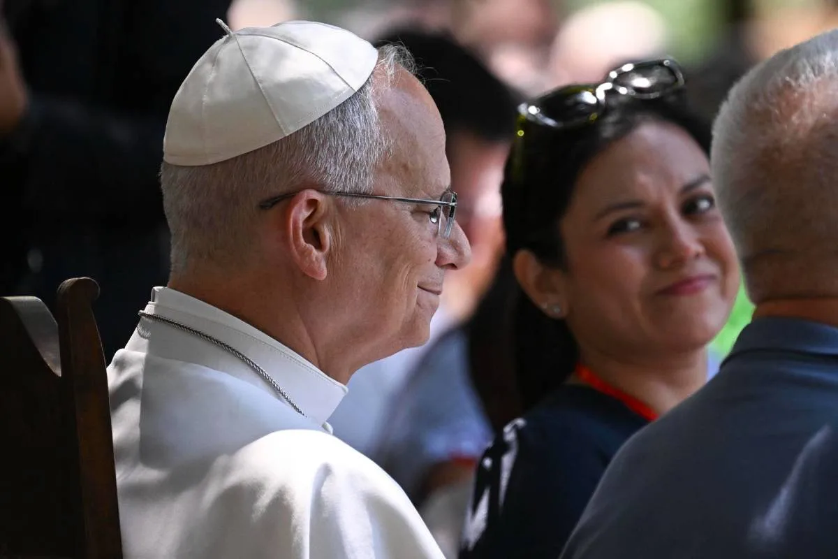 Leão XIV destaca papel de Maria durante visita a santuário na Itália