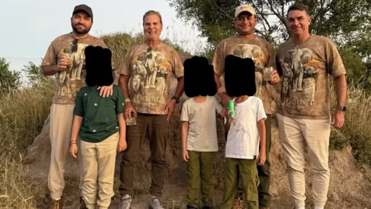 PF encontra foto de Flávio Bolsonaro com investigados do INSS em celular apreendido