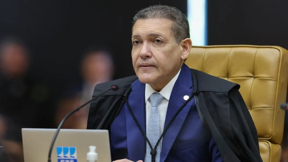 Presidente do TSE fica fora de análise sobre possível investigação de Moraes