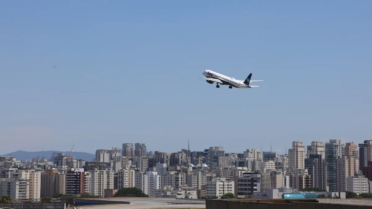Companhias terão de atualizar passageiros sobre voos alterados e assistência