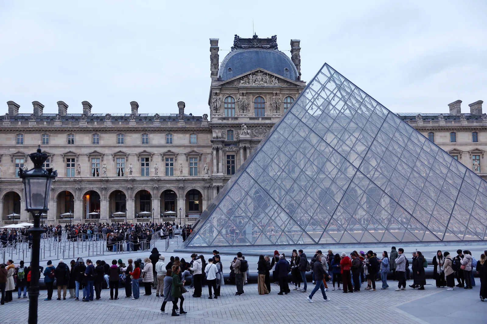 Presidente do Louvre alerta para risco de fechamento sem grande reforma