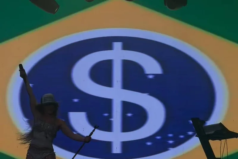Slayyyter leva repertório de novo álbum a noite de calor e lotação na Audio
