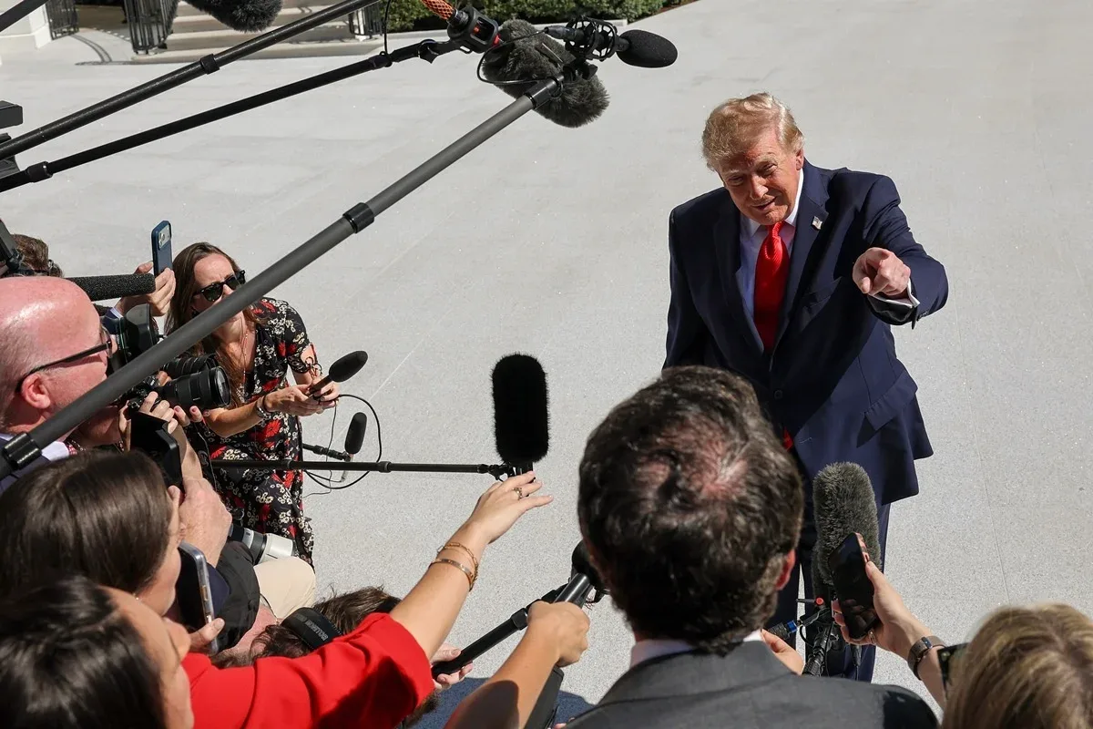Trump condena ataque atribuído aos Houthis contra aeroporto em Riade