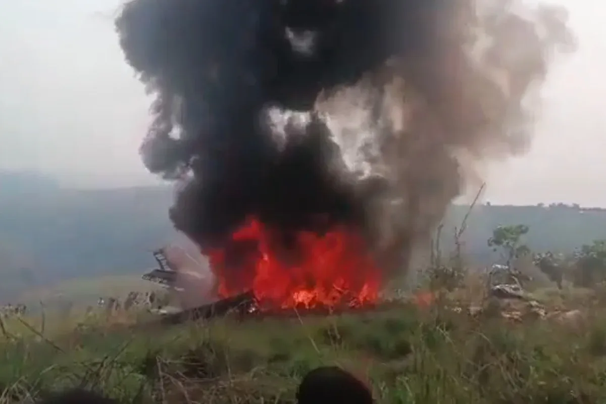 Acidente aéreo mata 17 pessoas e incendeia área residencial no Congo