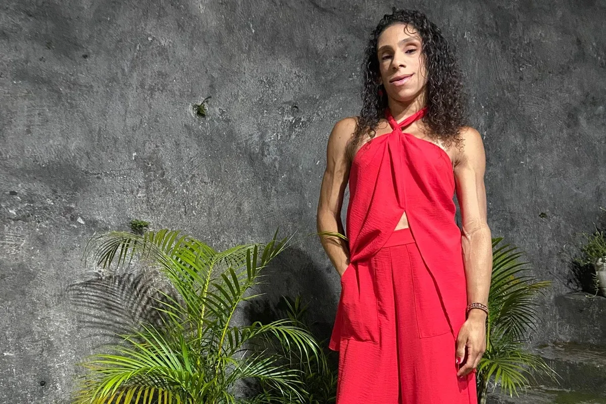 Sem gordura sob a pele, Karyn enfrenta complicações metabólicas e falta de remédio