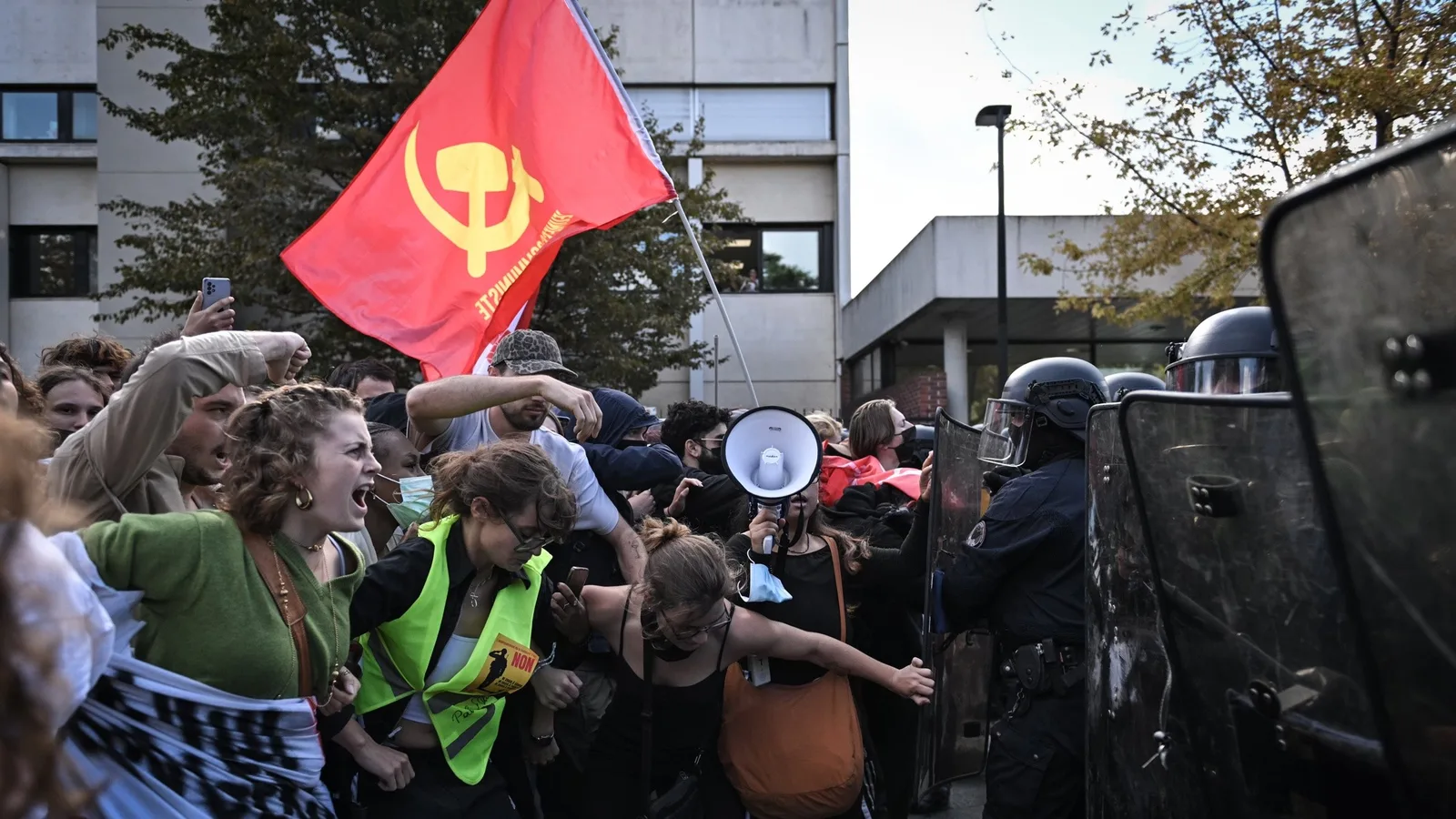 Governo francês acusa extrema esquerda de influenciar protestos estudantis