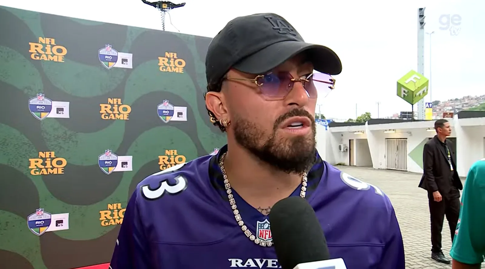 Alex Telles acompanha NFL no Maracanã com camisa dos Ravens
