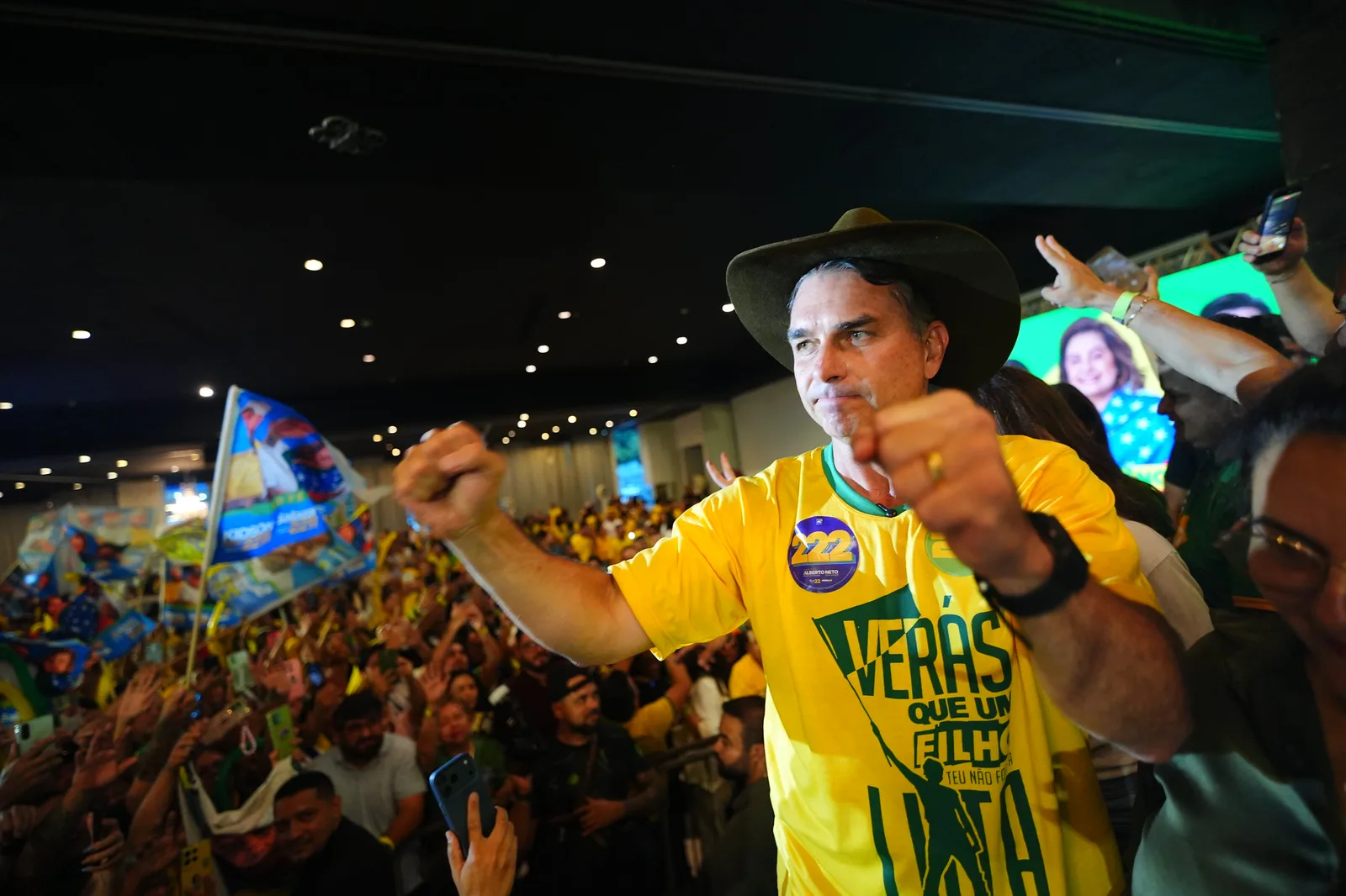 Flávio Bolsonaro anuncia plano para fiscalizar urnas nas eleições
