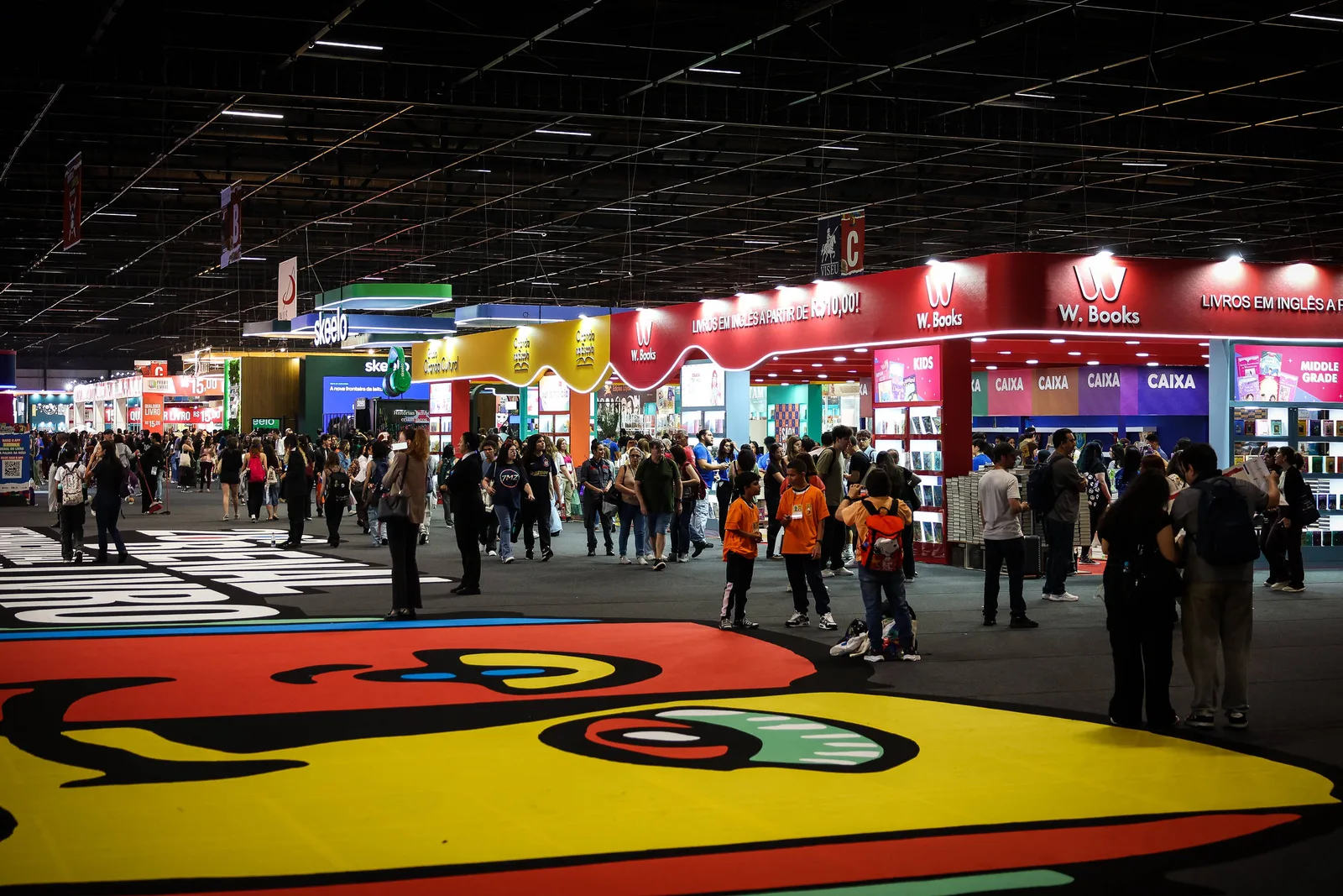 Bienal reúne autores nacionais de ficção científica e debate romances sensuais