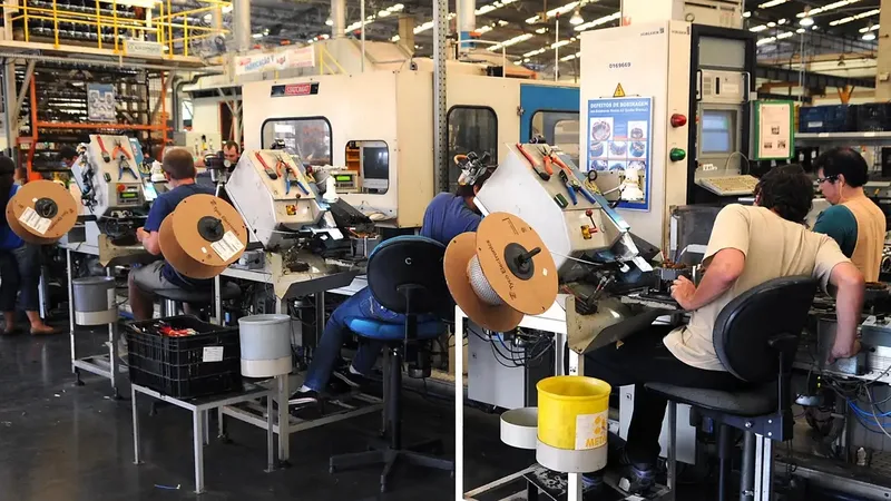 Faturamento industrial recua 2% em julho, aponta CNI