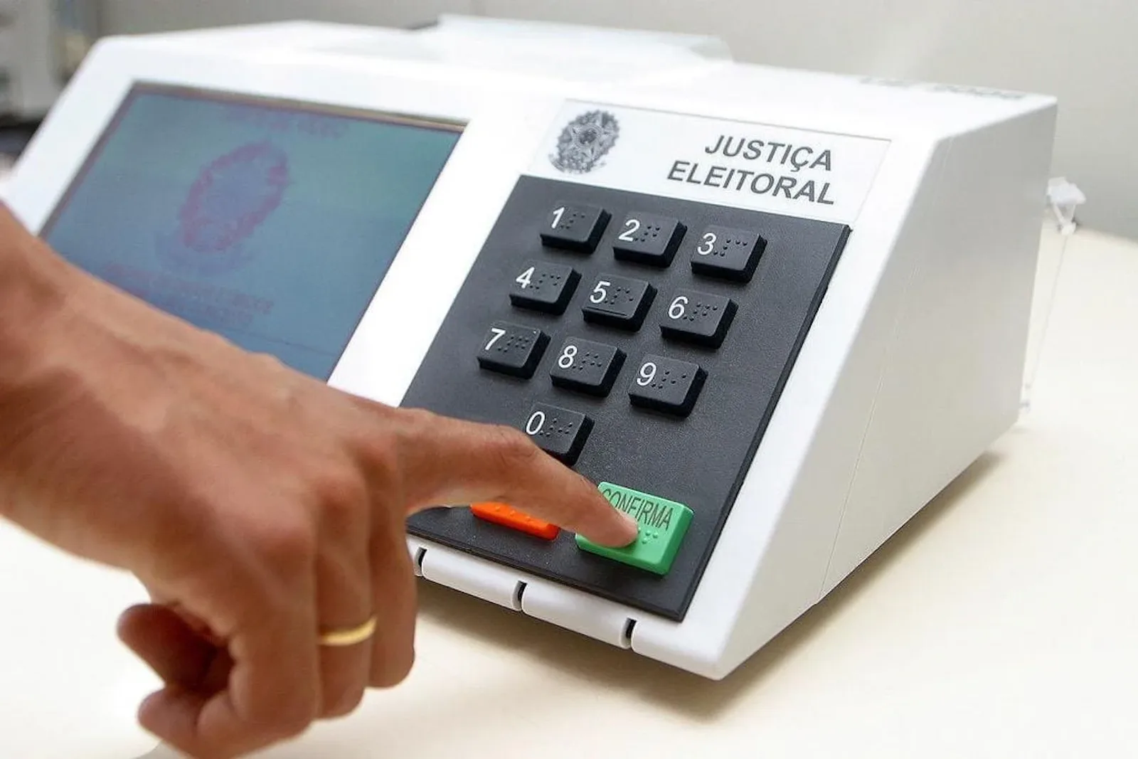 Decisão do TSE preserva voto de detentos sem condenação definitiva em 2026