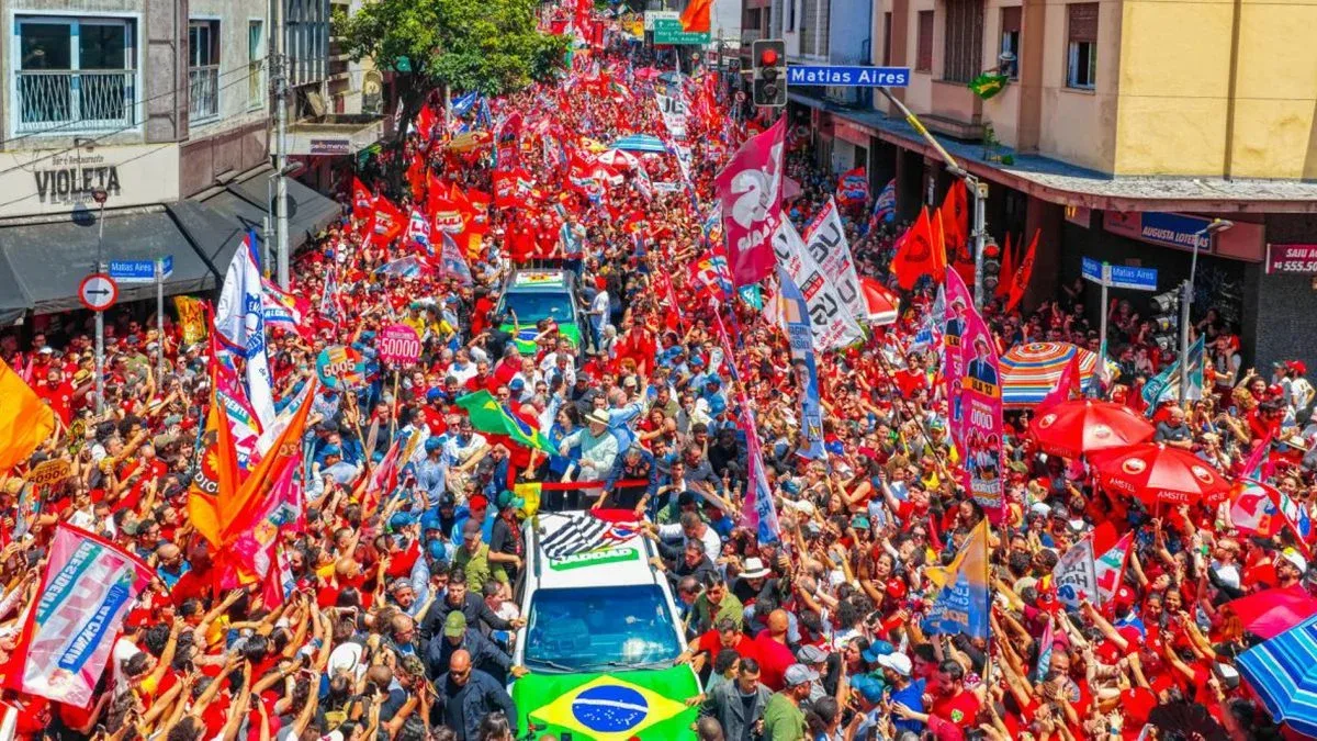 Lula reúne apoiadores em caminhada no centro de São Paulo