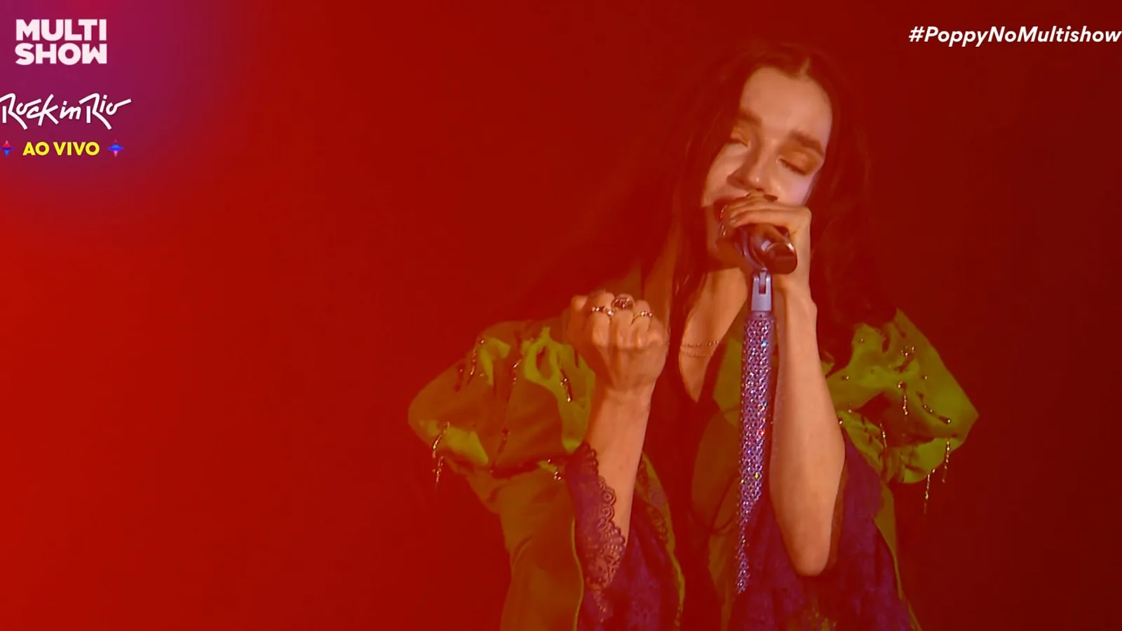 Poppy mistura pop e metal em show com rodinha e “remada viking” no Rock in Rio