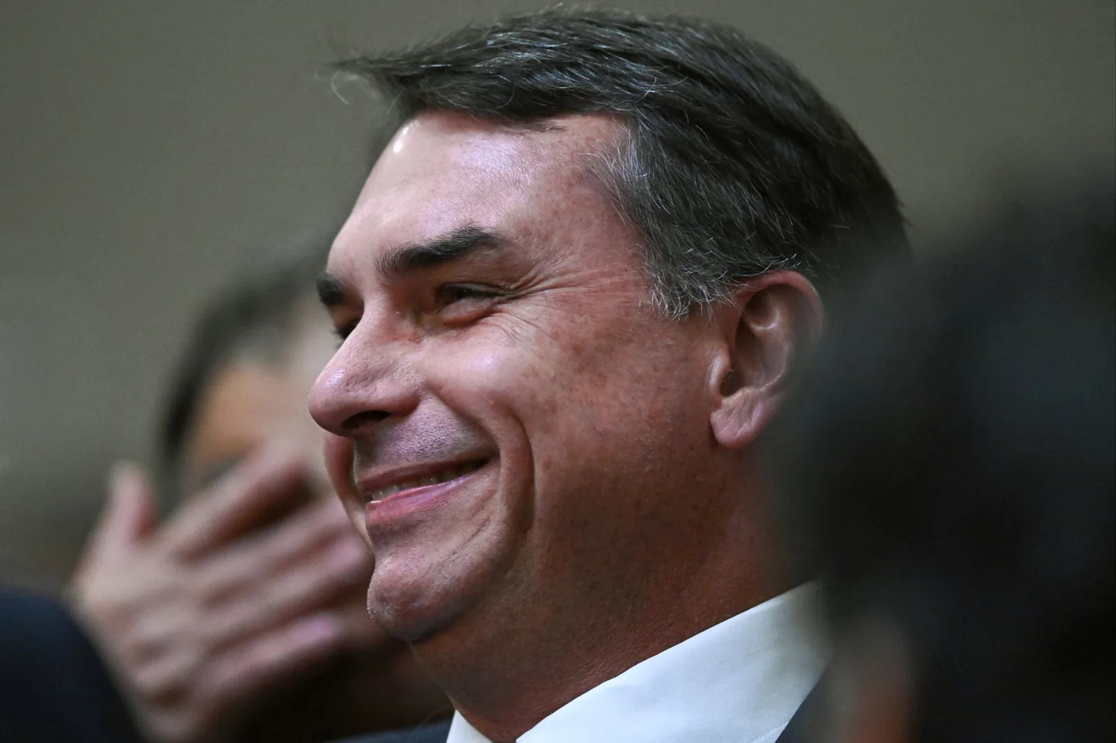 Flávio Bolsonaro confirma visita ao pai após liberação do STF