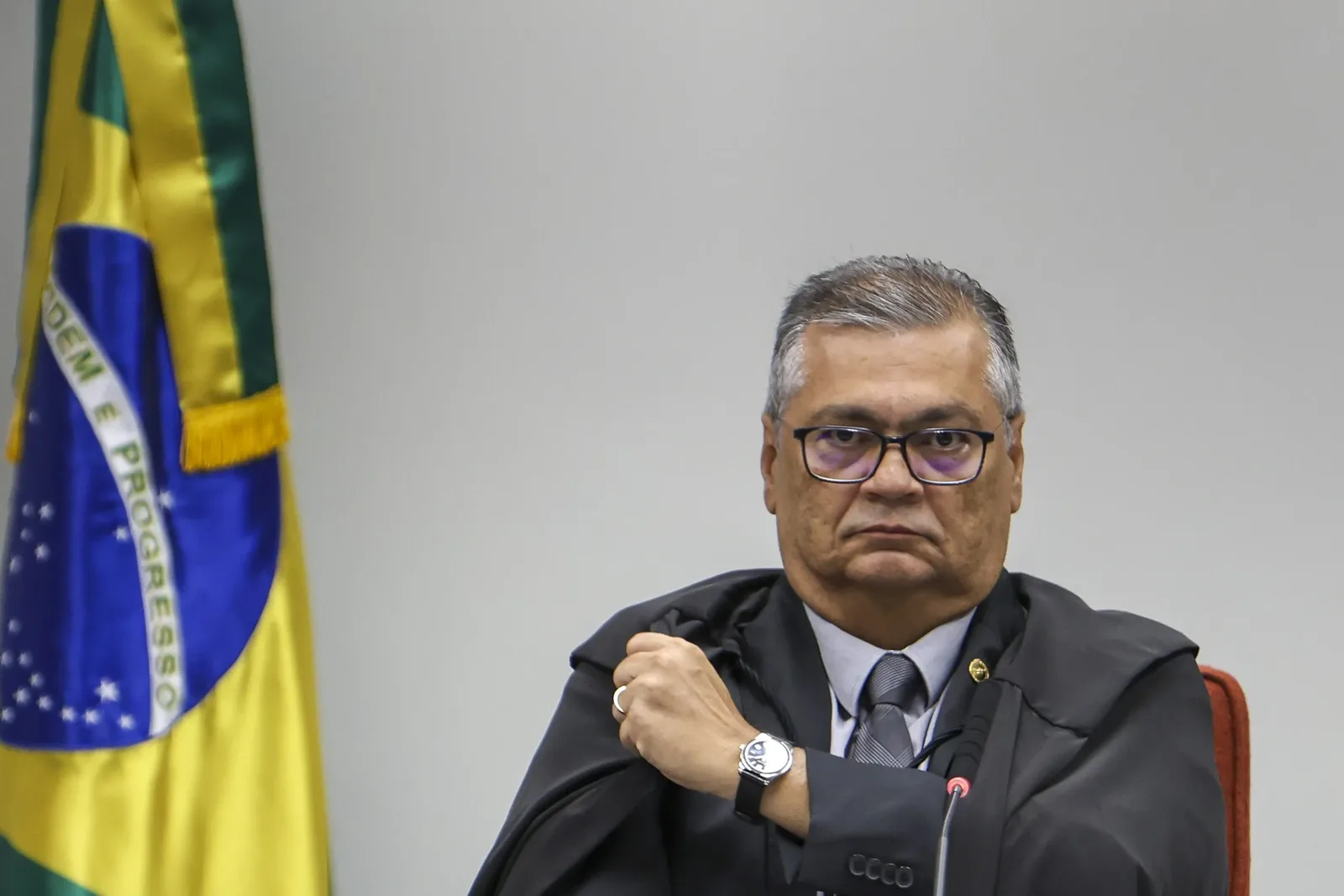 Defesa de Flávio Bolsonaro acusa Dino de enfraquecer Justiça Eleitoral