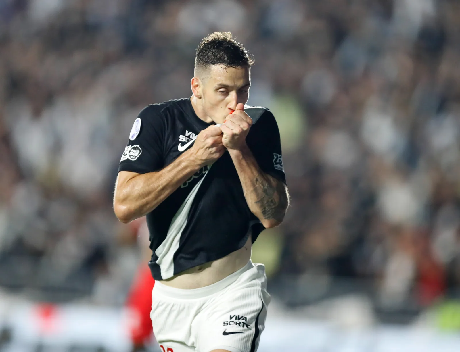 Gol contra o Santa Fe coloca Bruno Duarte na disputa por vaga no Vasco