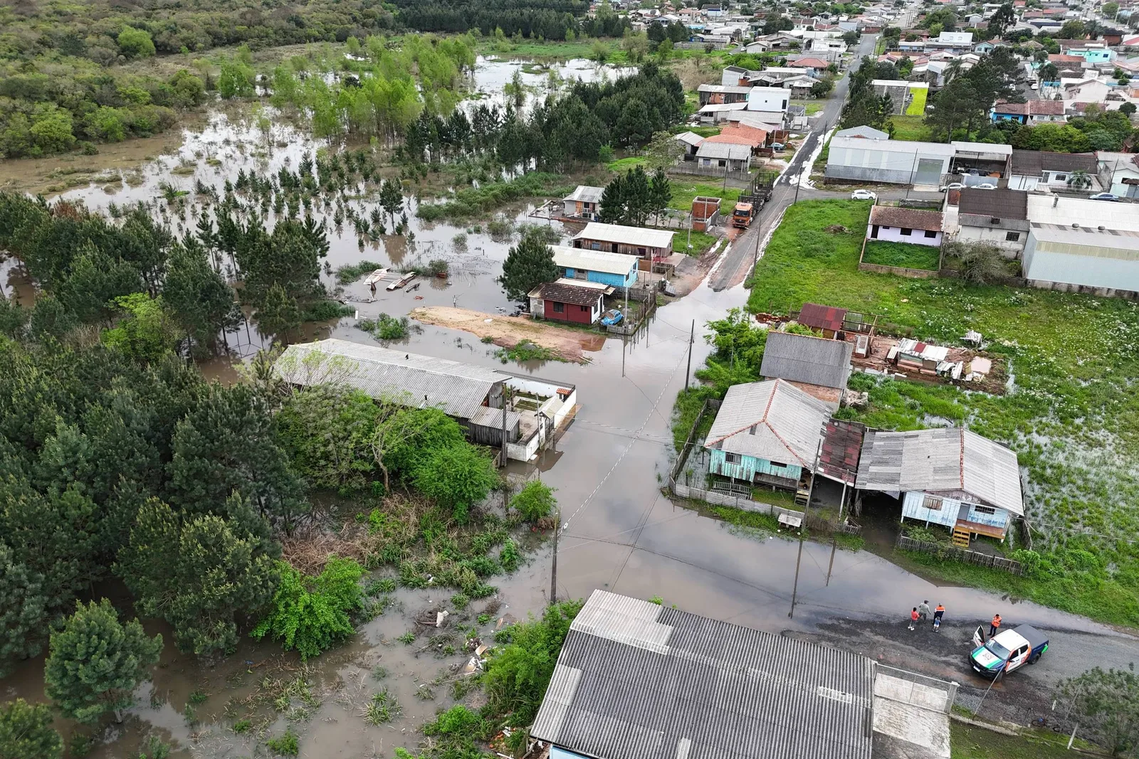Corpo é localizado no rio Ribeira, e chuvas deixam cinco mortos no Paraná