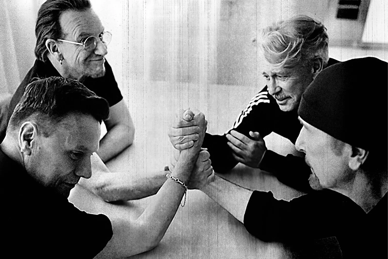 U2 confirma 12 faixas e reúne Rosalía e Dolly Parton em novo álbum