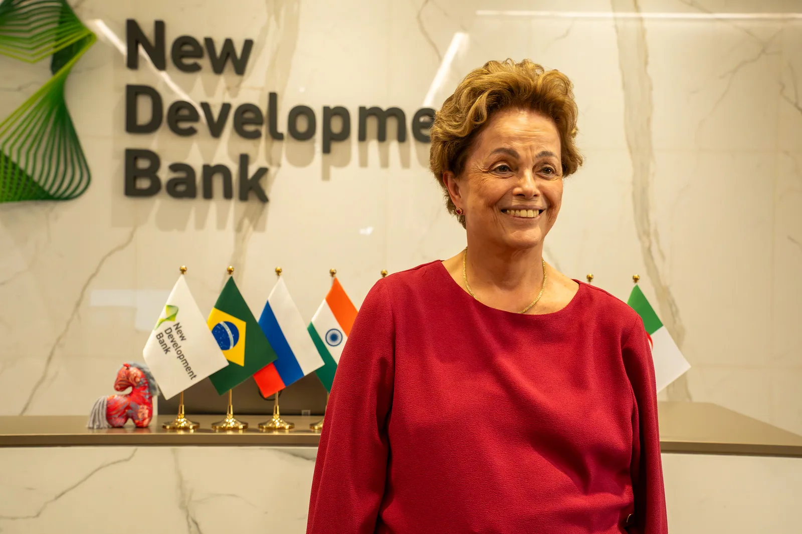 Dilma vota em Belo Horizonte e deixa colégio sem falar com a imprensa