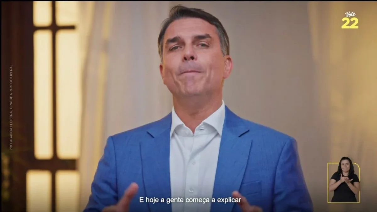 Inserção de Flávio Bolsonaro tem falhas de som durante horário eleitoral