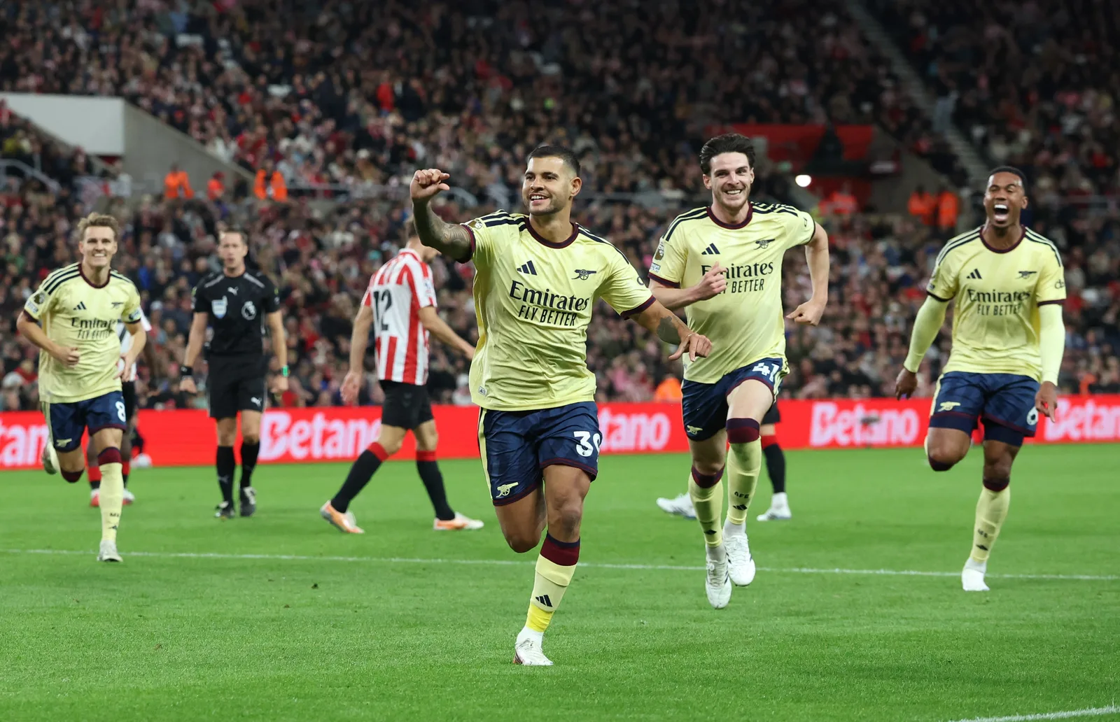Bruno Guimarães estreia como goleador do Arsenal após passagem pelo Newcastle