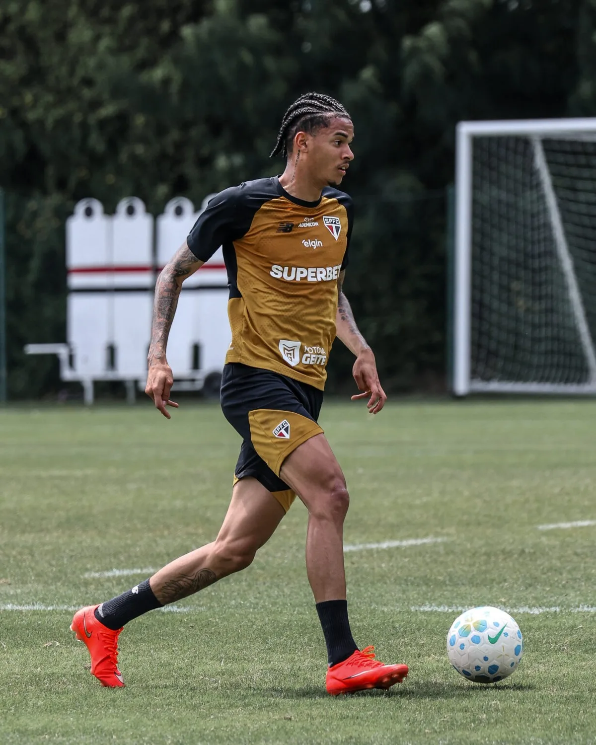 São Paulo tem avanços de Newton e Bobadilla antes de clássico com Santos