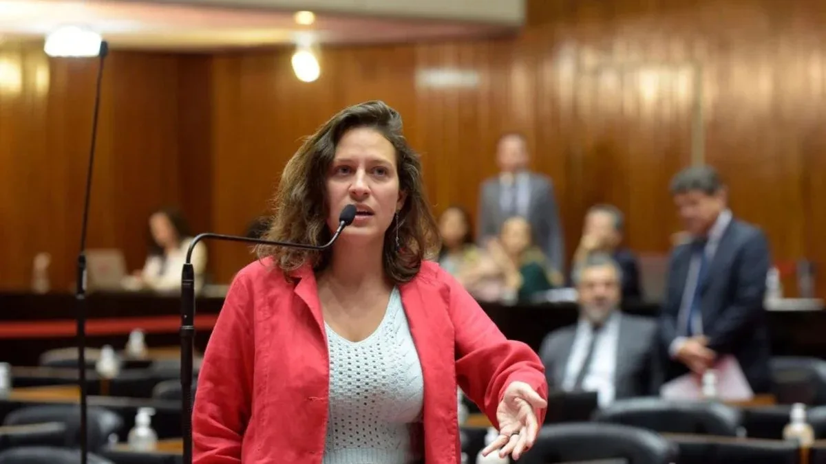 Bella Gonçalves cobra informações sobre mulher ligada a preso pela PF
