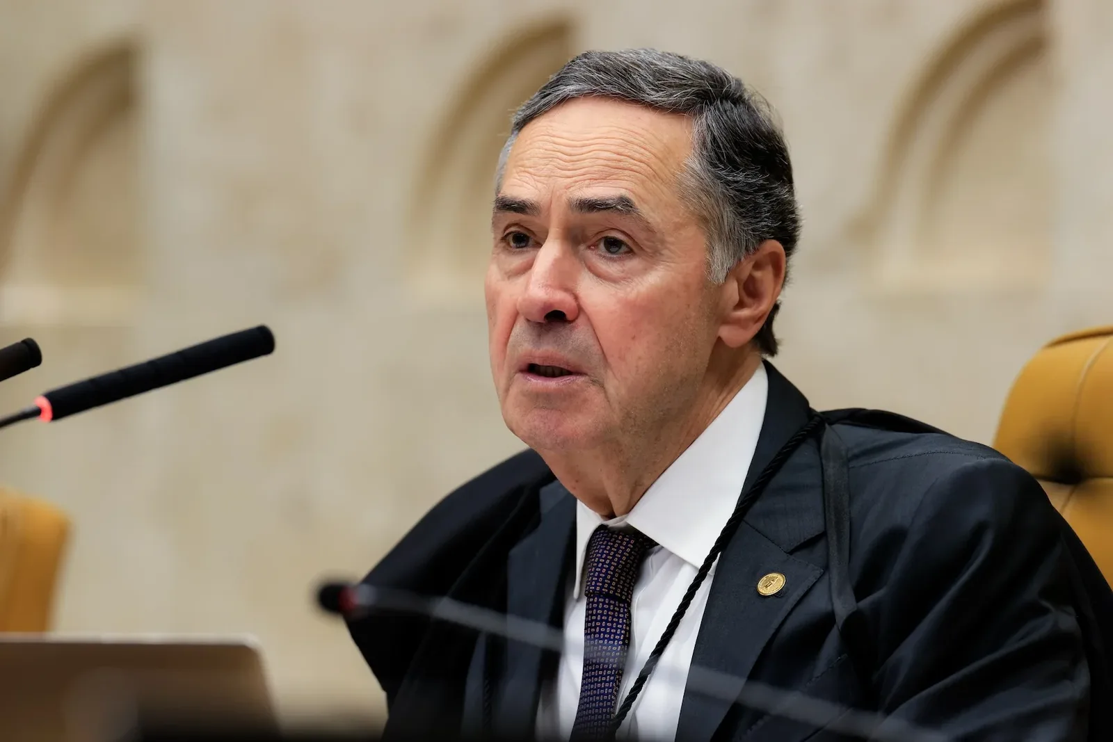Barroso pede valorização de juízes e rejeita imagem negativa do Judiciário