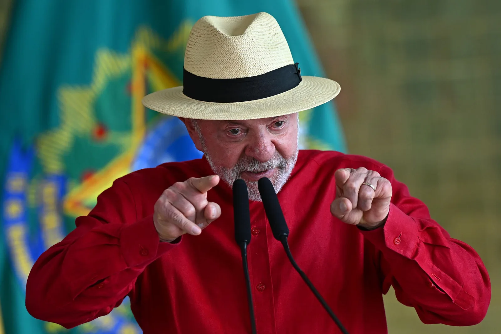 Lula cita símbolos religiosos ao explicar bandeira e estrela do PT