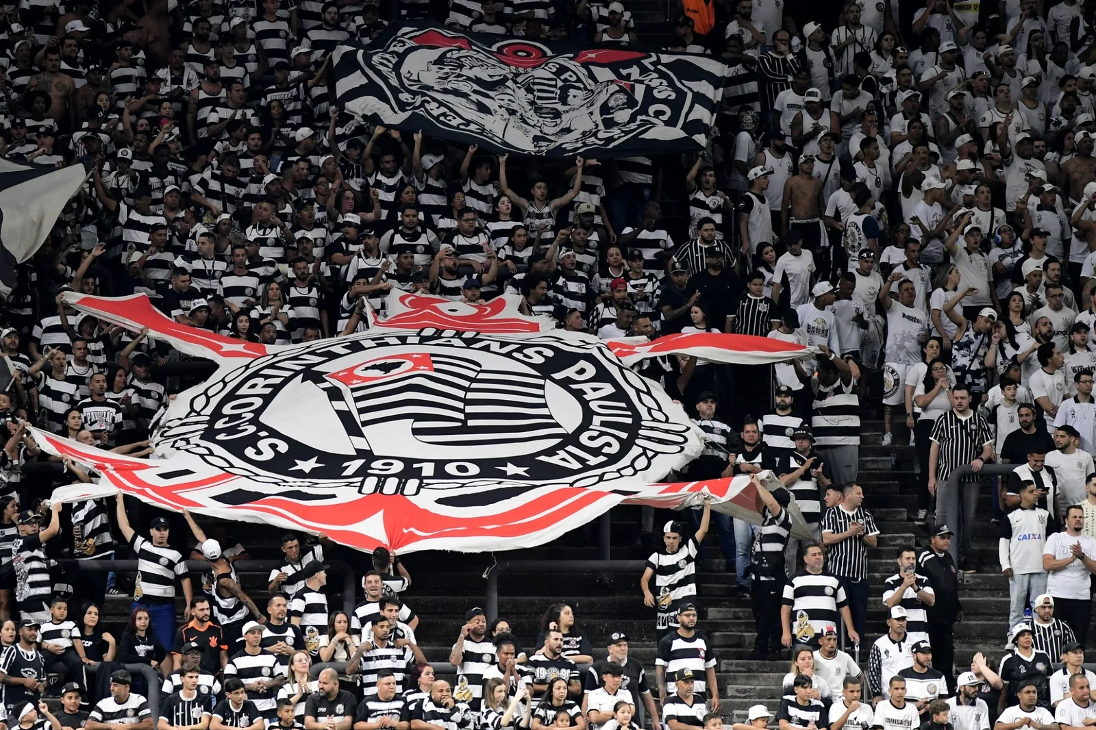 Chapecoense tenta quebrar sequência sem vitórias contra o Corinthians
