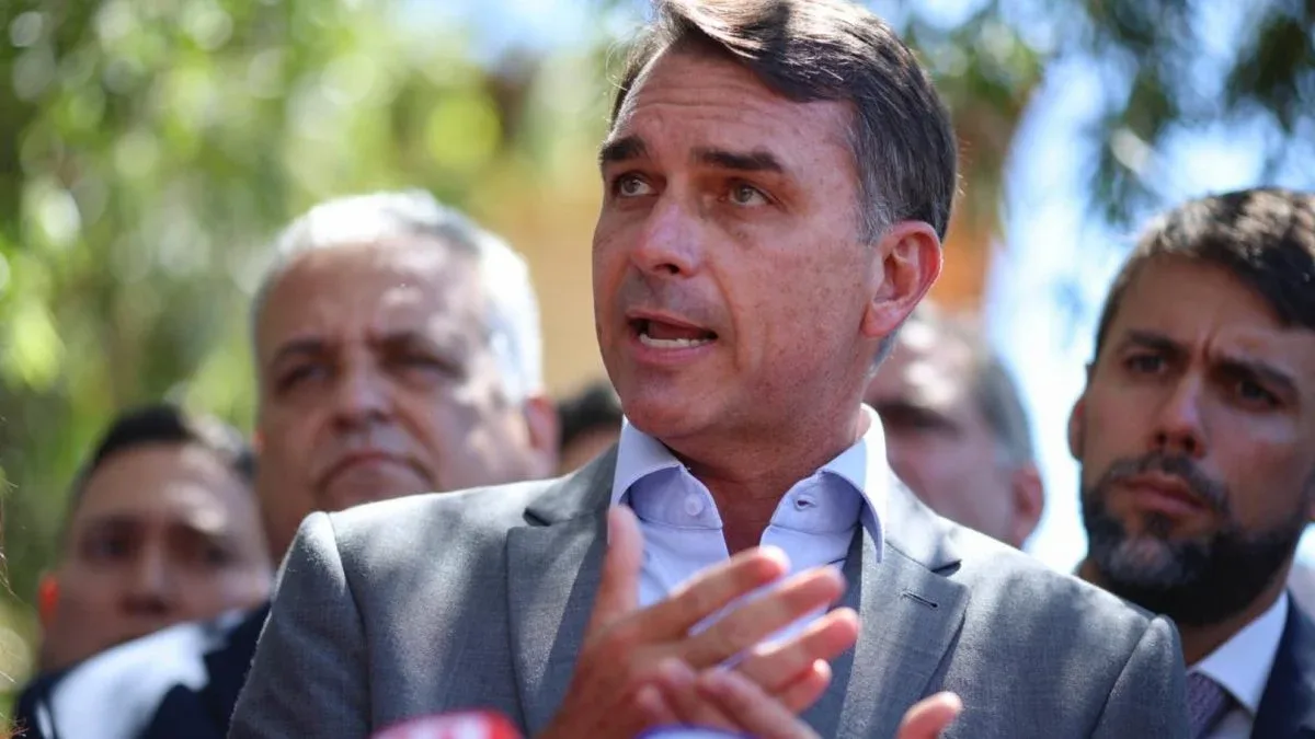 Ação de Flávio no TSE pede bloqueios e inelegibilidade por 8 anos