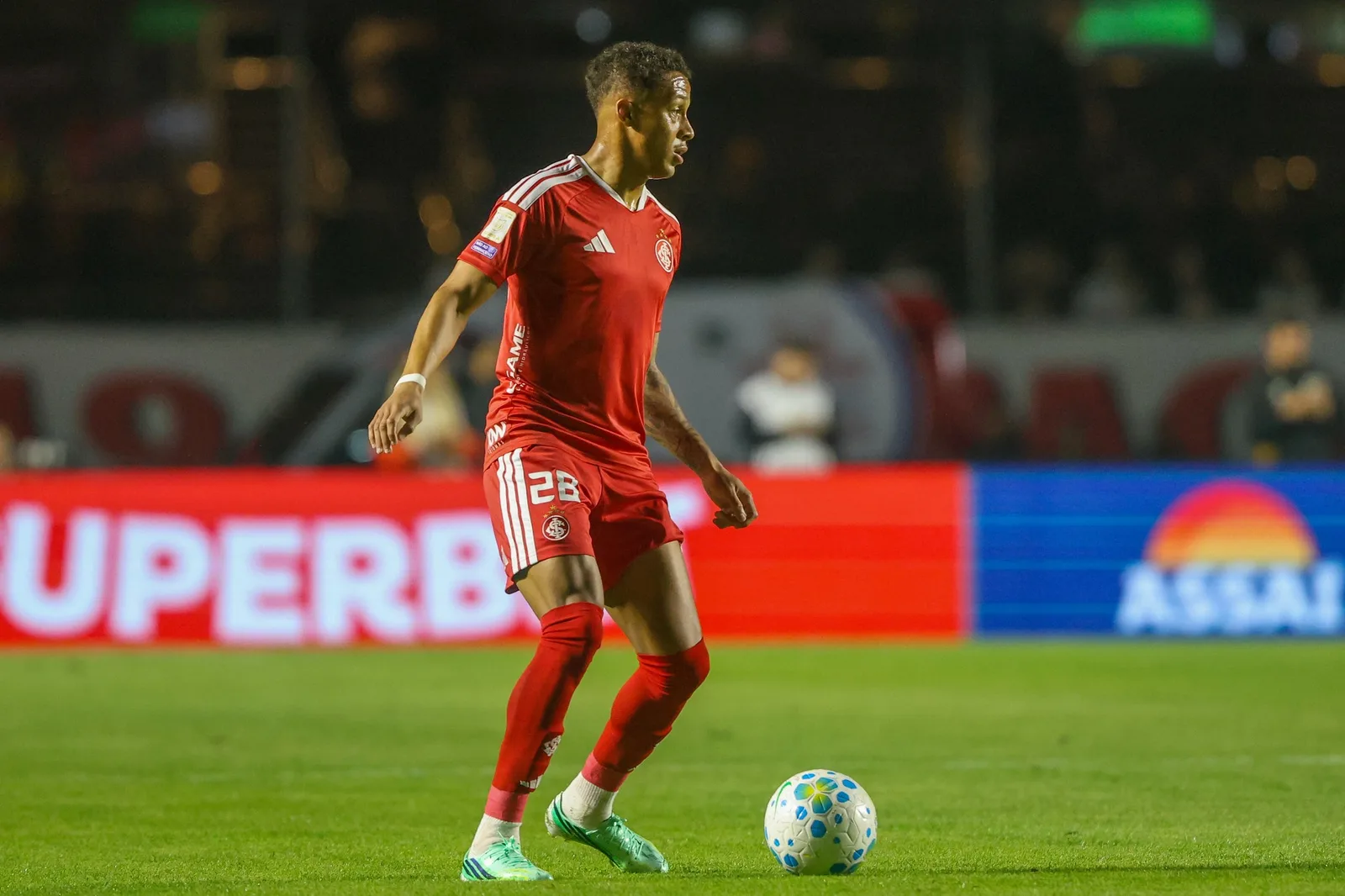 Polivalência coloca Bruno Gomes e Vitinho no topo do Inter em 2026