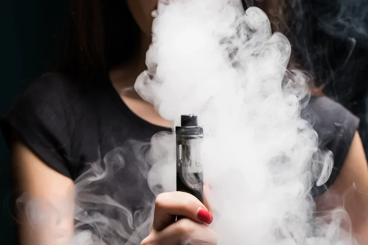 Estudo associa vape a alterações pulmonares maiores que as do cigarro