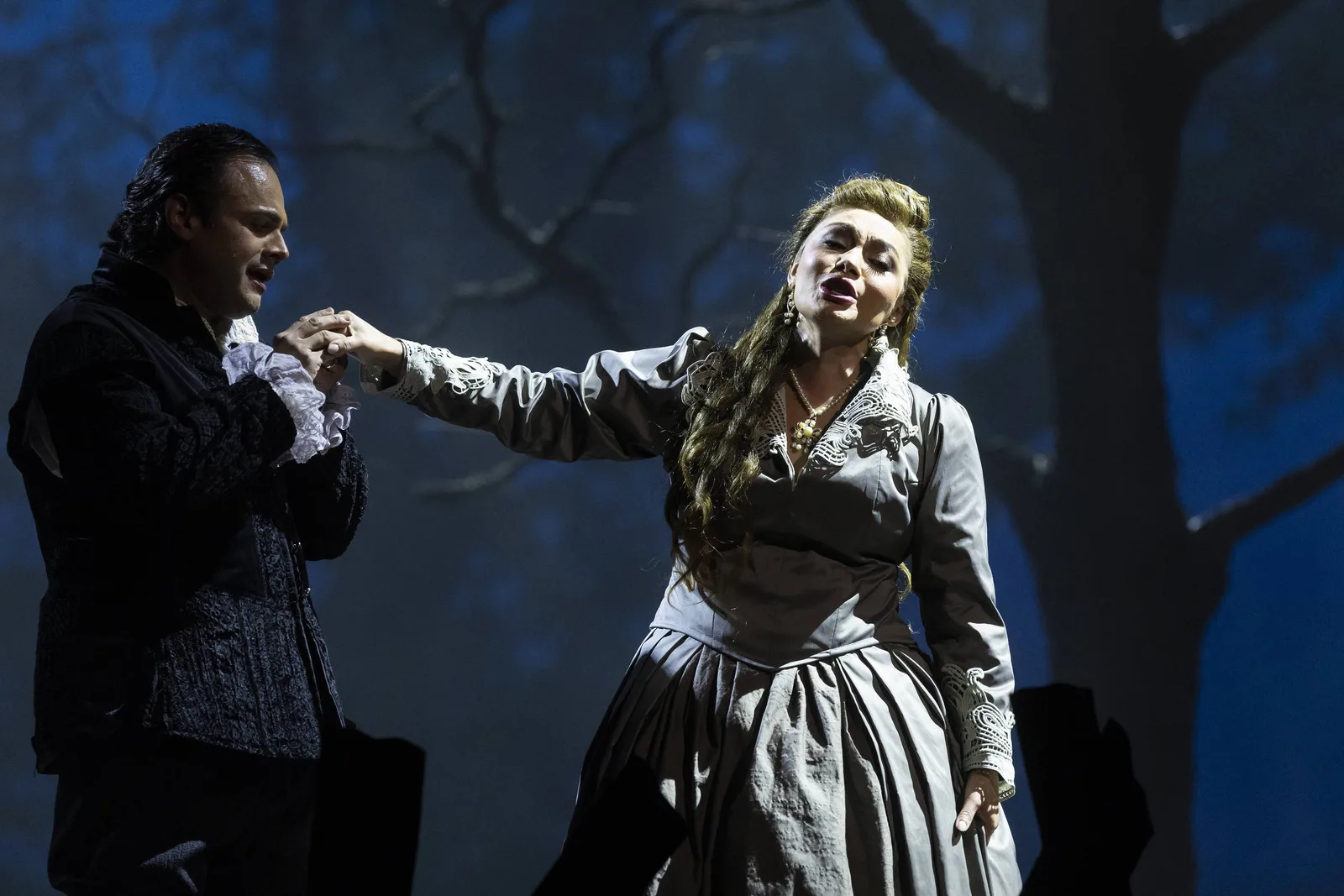 Elenco conduz montagem de “Don Carlo” no Theatro Municipal de São Paulo
