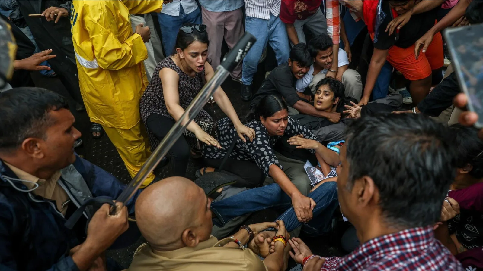 Mais de mil são detidos em protesto de jovens em Nova Délhi